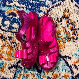 Little girls Sparkly pink croc sandals, good preloved condition